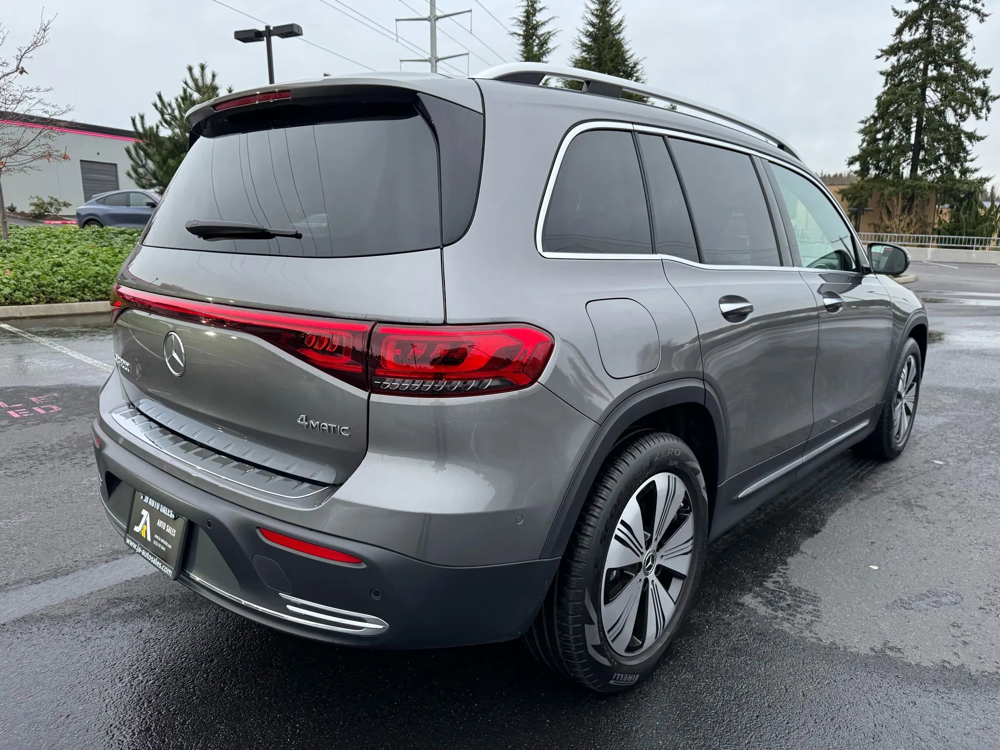 Used 2023 Mercedes-Benz EQB 300 4MATIC w/ Exclusive Package image 10