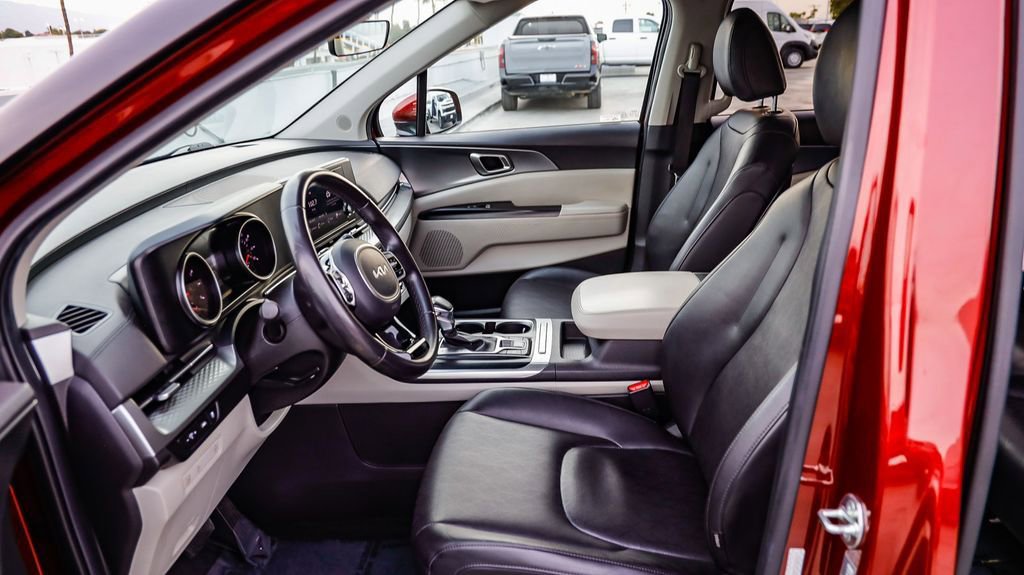 Used 2024 Kia Carnival LX image 21