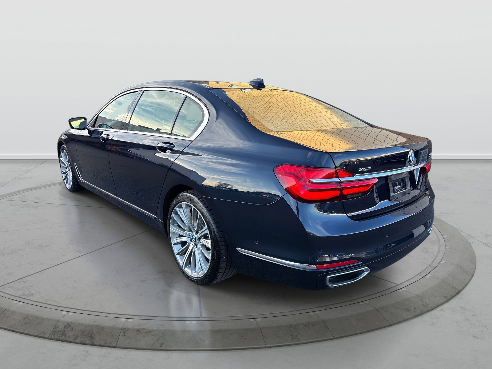 Used 2018 BMW 750i xDrive image 3