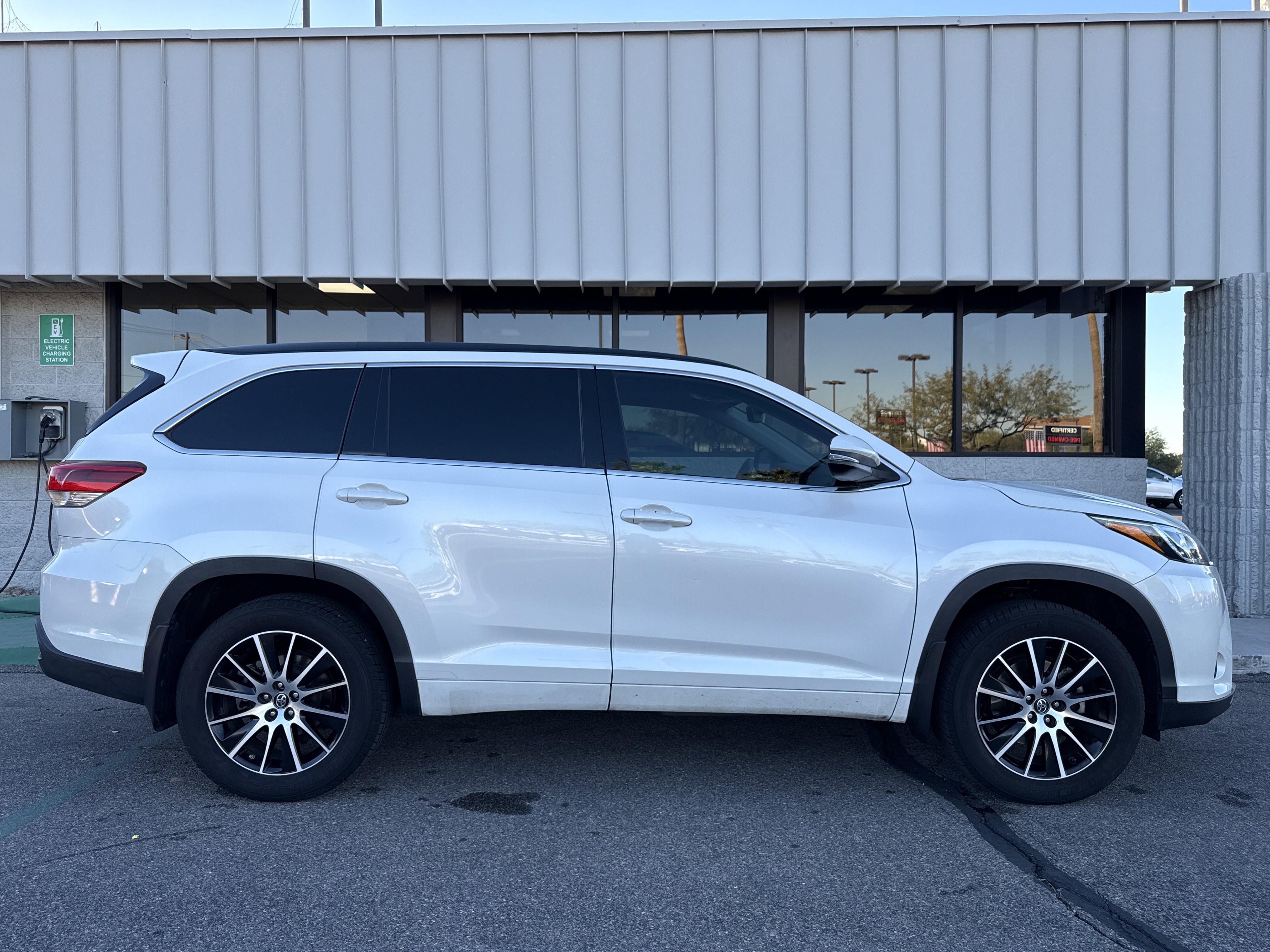 Used 2017 Toyota Highlander SE image 34
