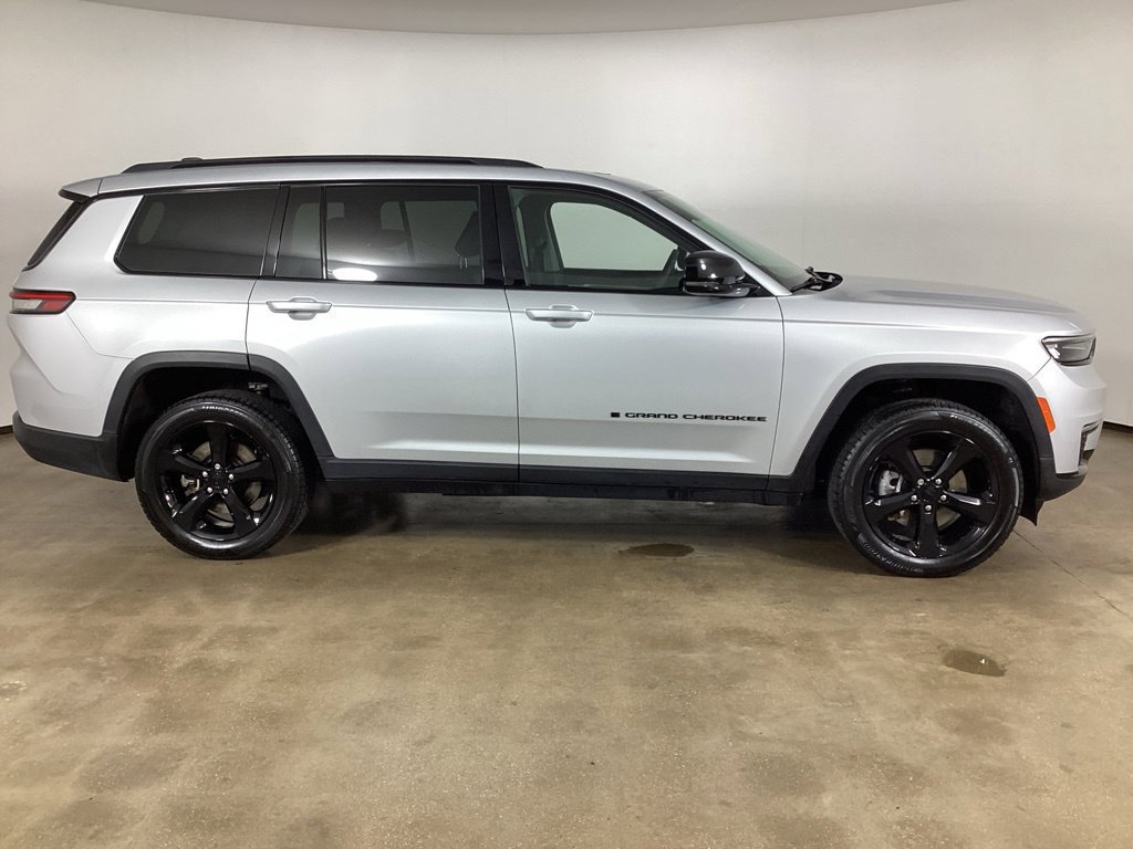 Used 2024 Jeep Grand Cherokee L Limited w/ Black Appearance Package AWD/4WD image 4