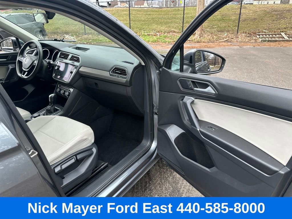 Used 2020 Volkswagen Tiguan SE w/ Panoramic Sunroof Package image 9