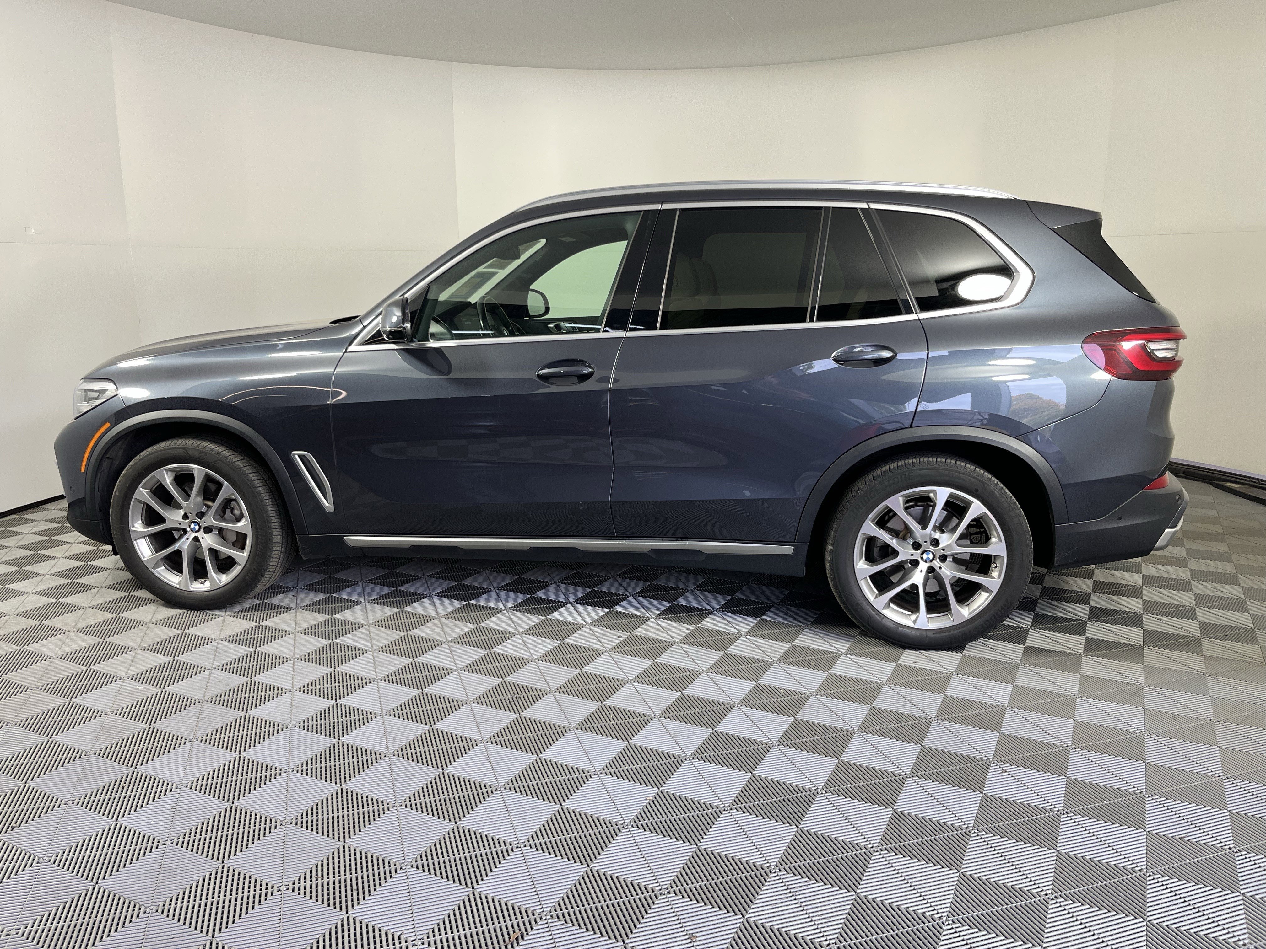 Used 2021 BMW X5 xDrive40i w/ Premium Package 2 image 2