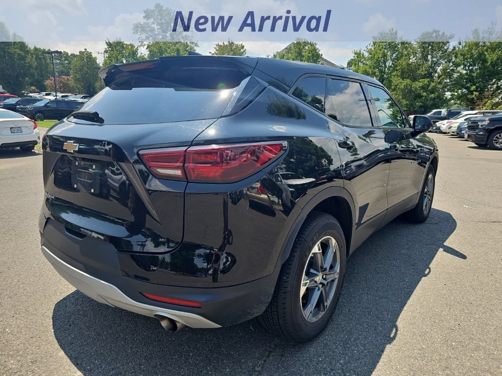 Used 2025 Chevrolet Blazer LT FWD image 3