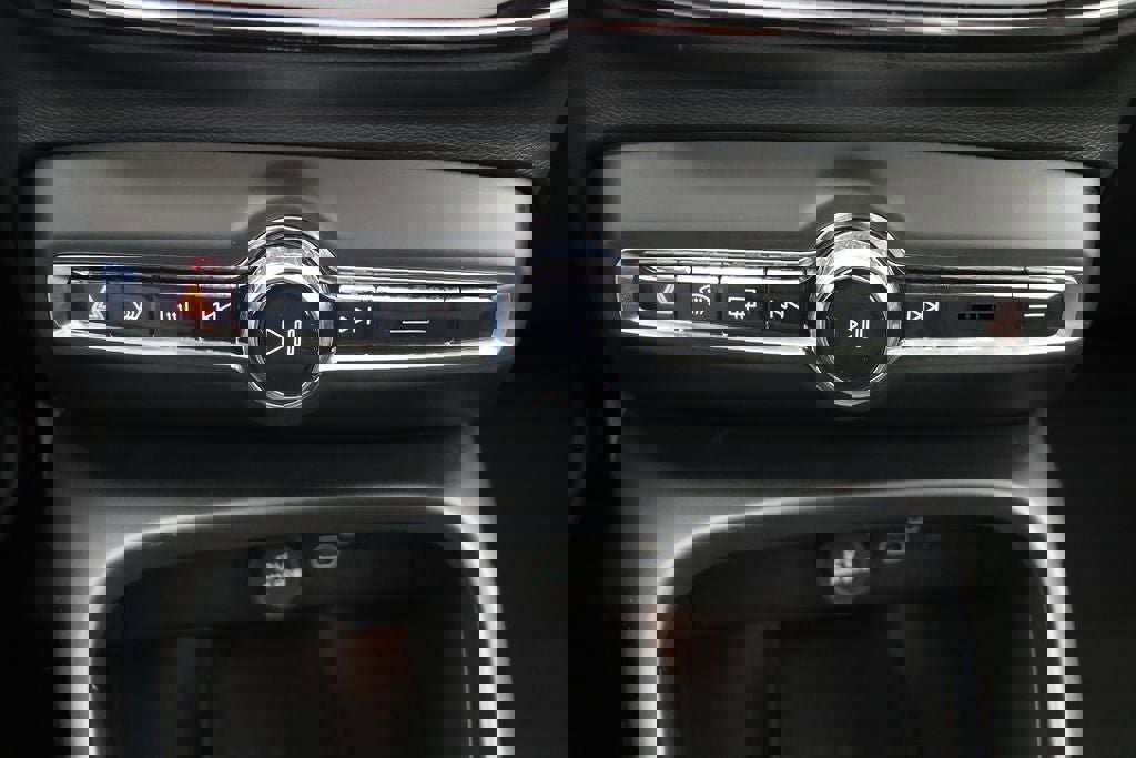 Used 2025 Volvo XC40 B5 Plus image 26