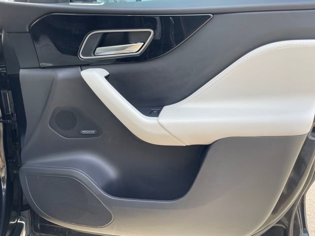 Used 2019 Jaguar F-PACE R-Sport image 29