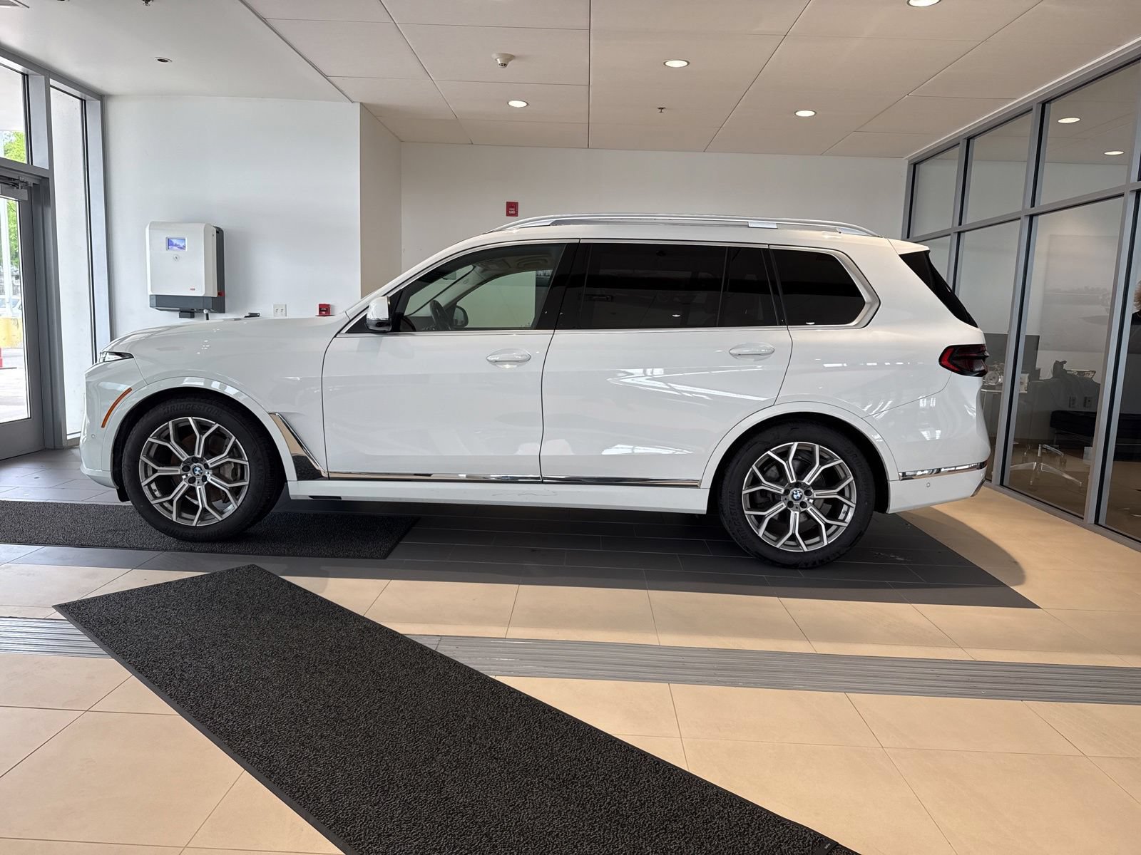 Used 2024 BMW X7 xDrive40i w/ Premium Package AWD/4WD image 7
