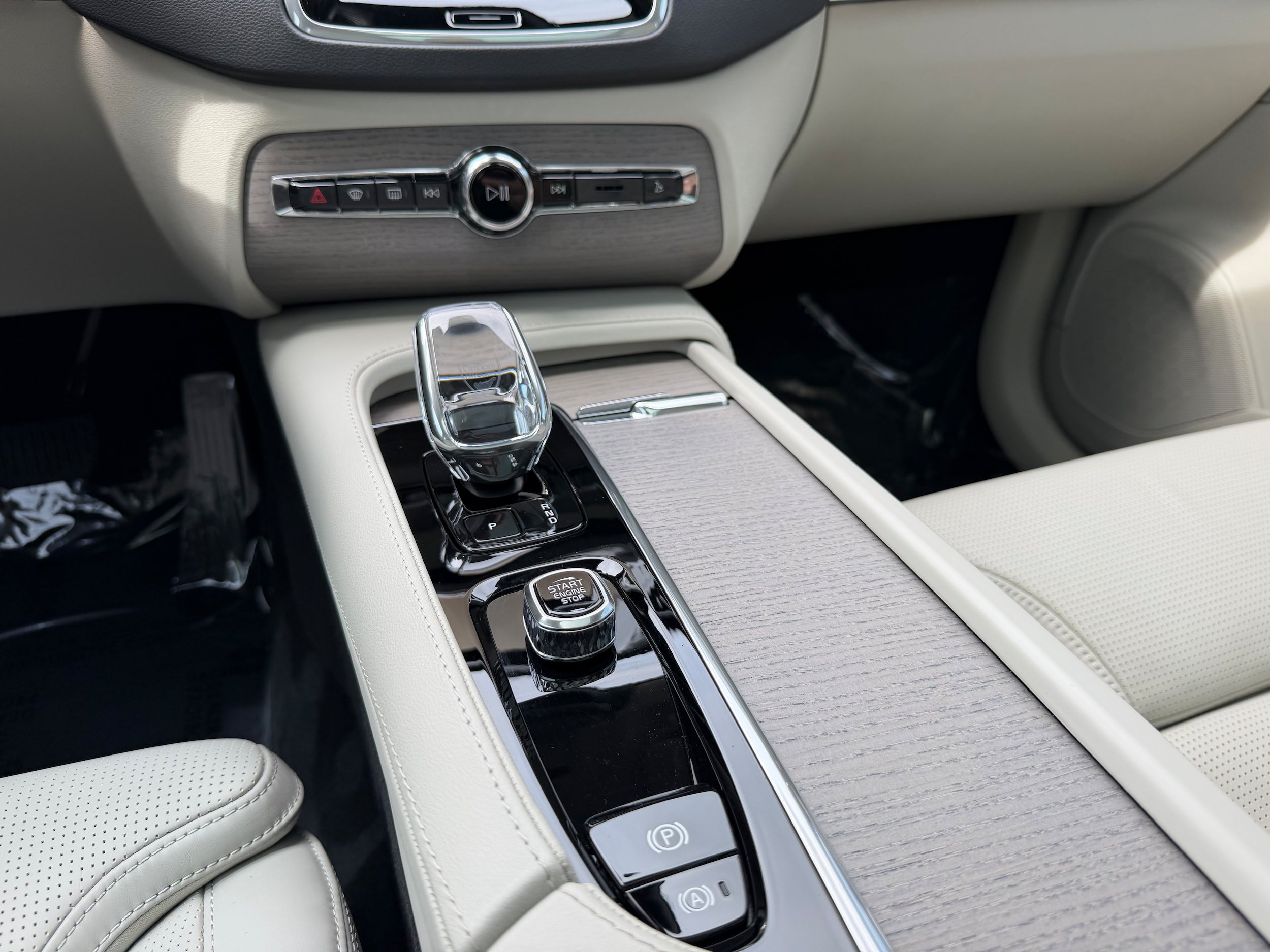 Certified 2025 Volvo XC90 T8 Ultra w/ Protection Package Premier AWD/4WD image 16