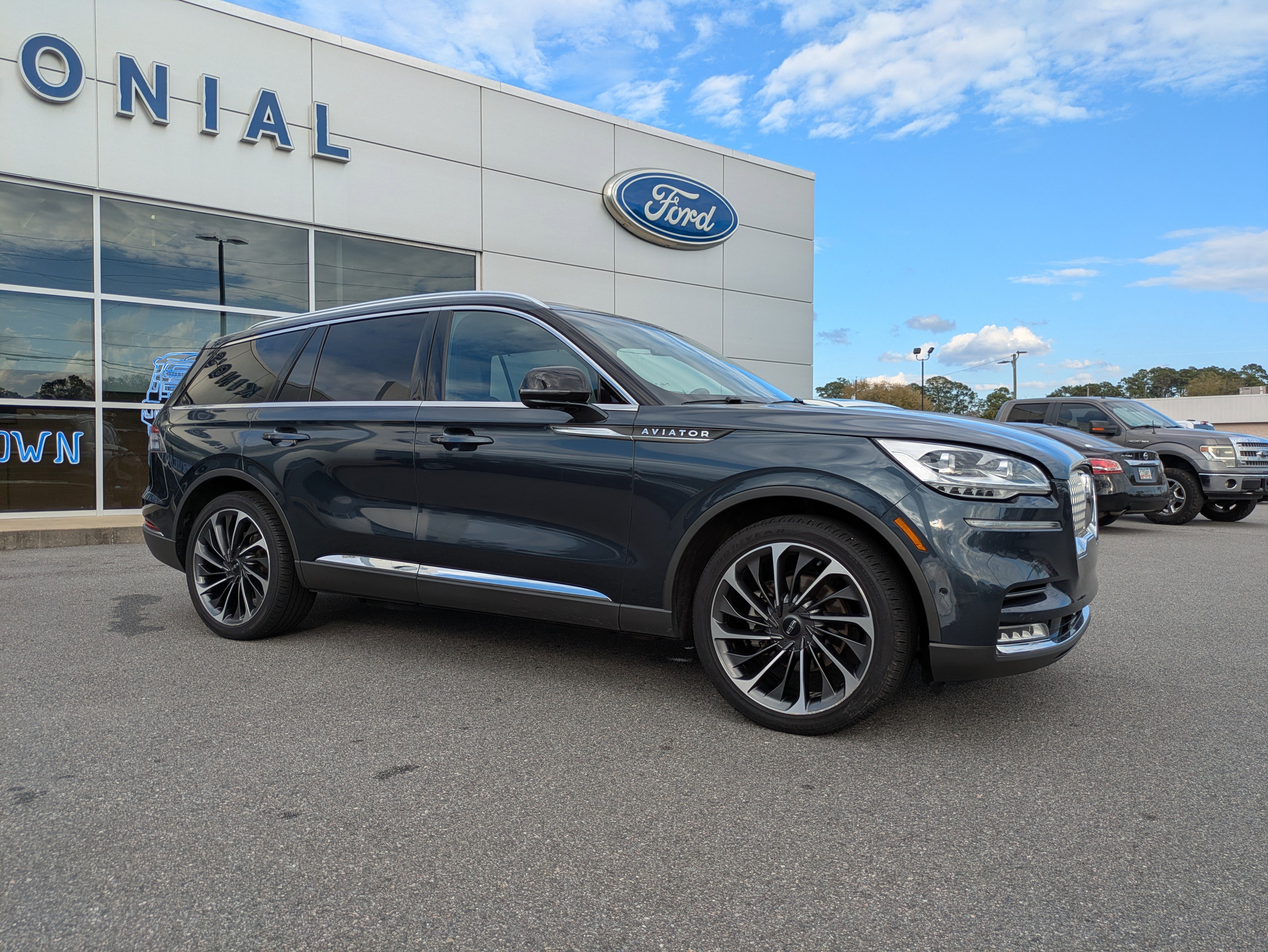 Used 2022 Lincoln Aviator Reserve w/ Equipment Group 201A image 2