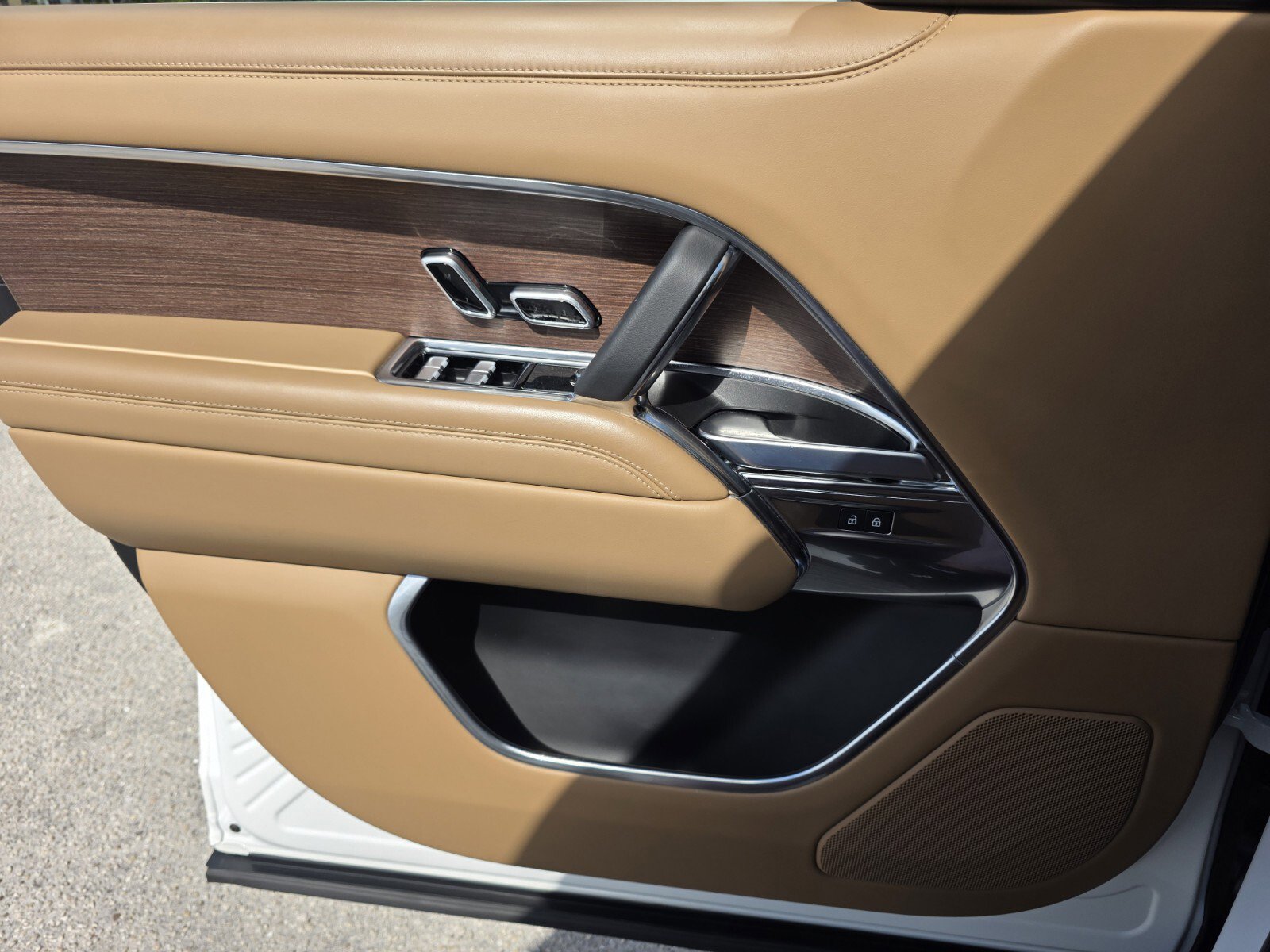 Used 2024 Land Rover Range Rover Long Wheelbase SE image 26