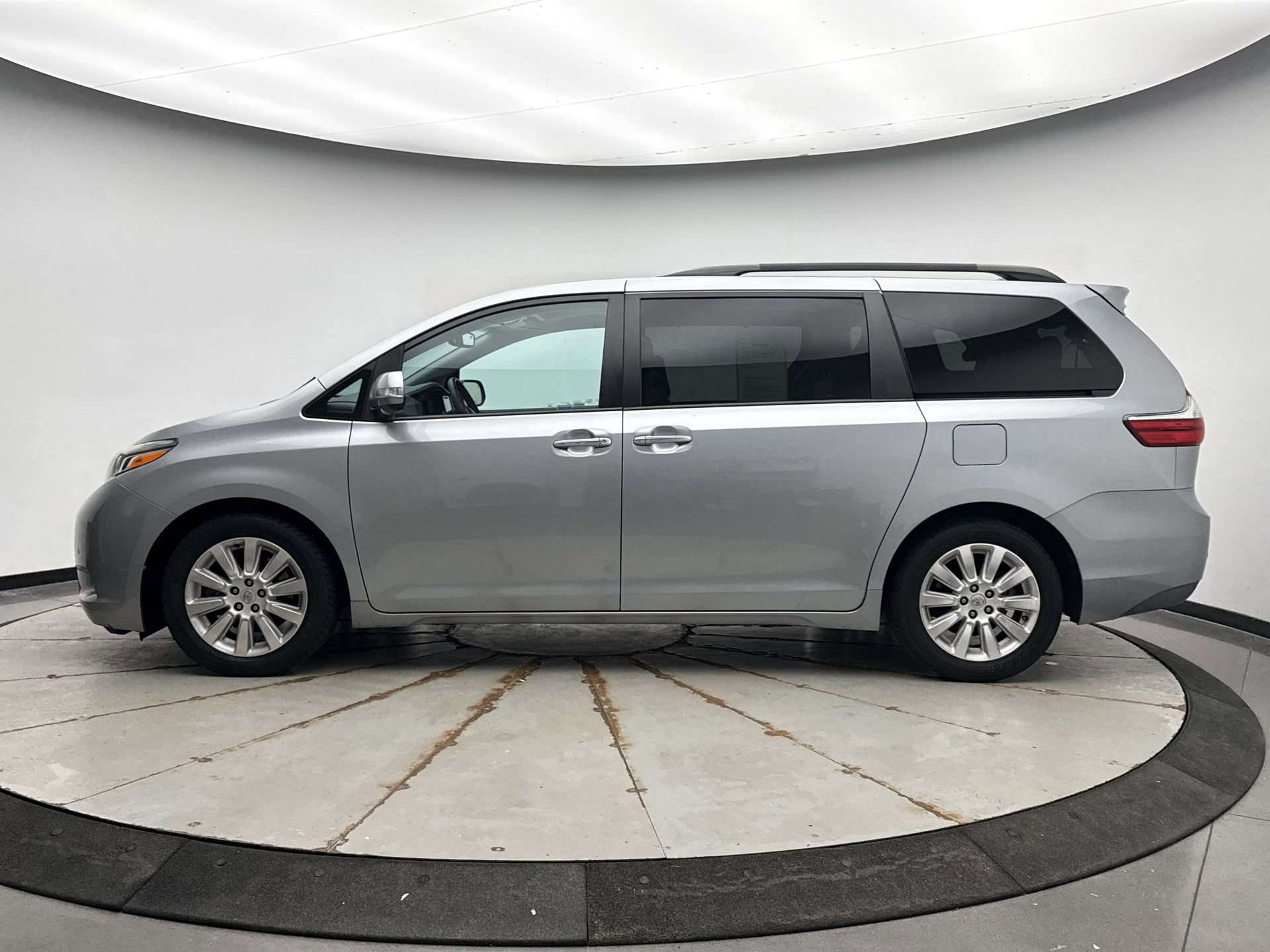 Used 2015 Toyota Sienna Limited Premium FWD image 2