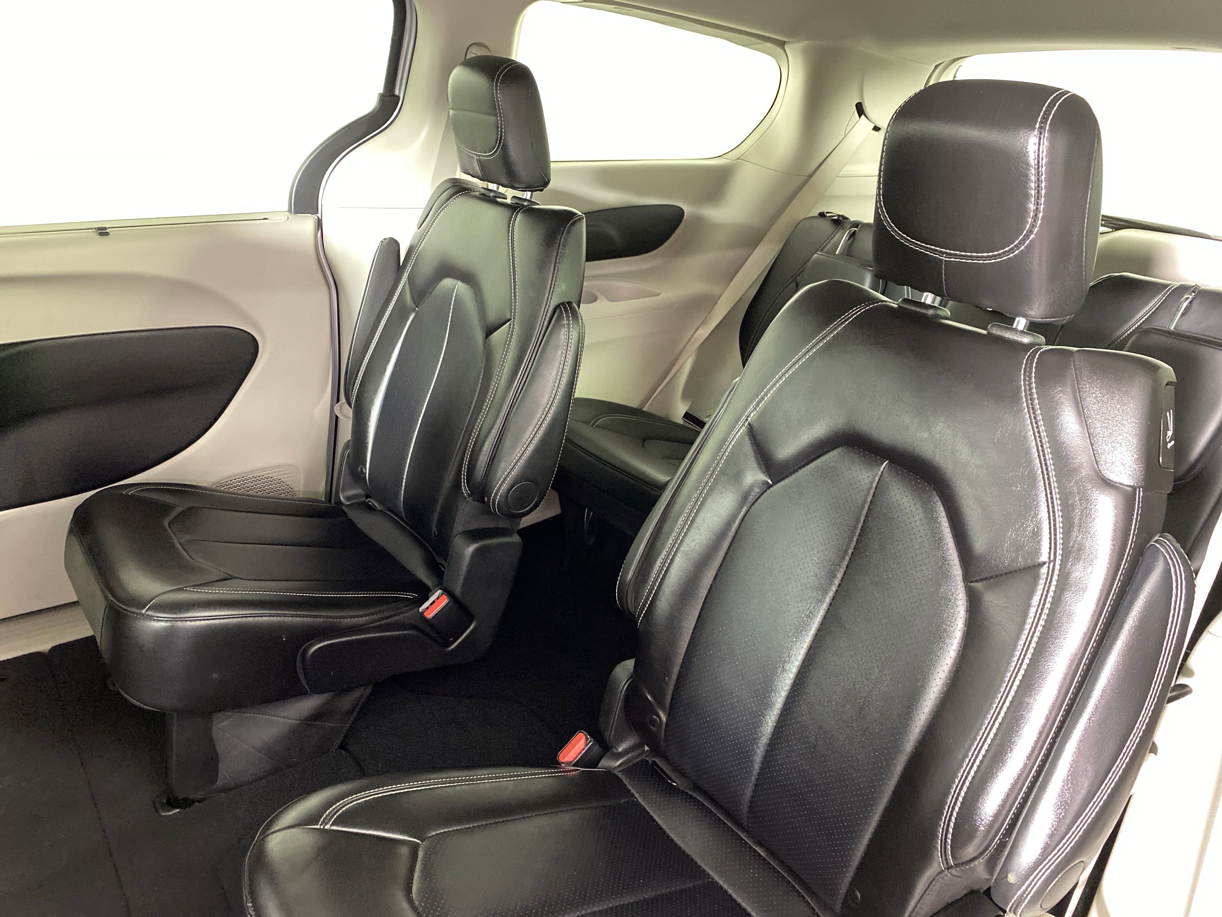 Used 2024 Chrysler Pacifica Touring-L image 32