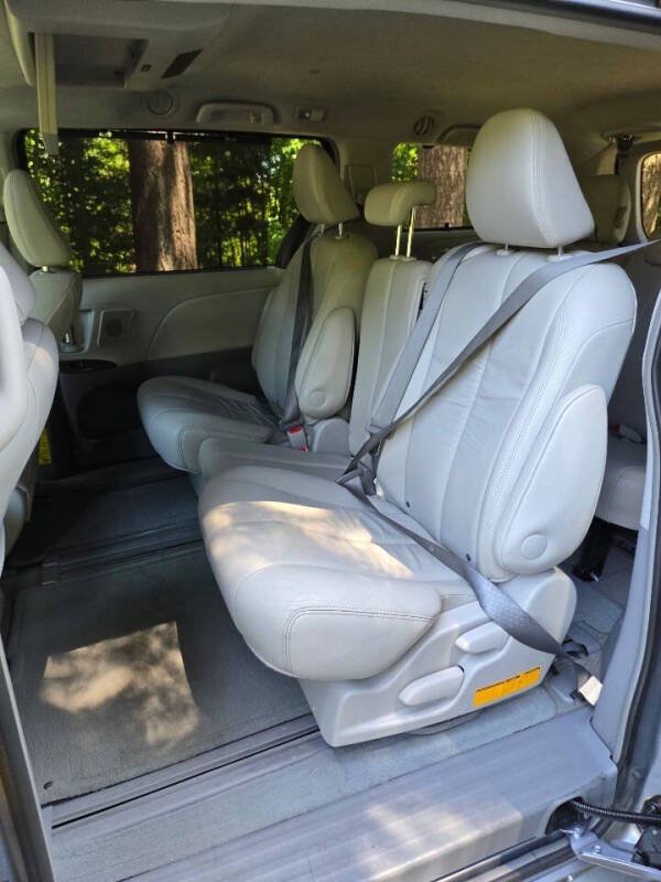 Used 2012 Toyota Sienna XLE w/ Premium Pkg FWD image 15