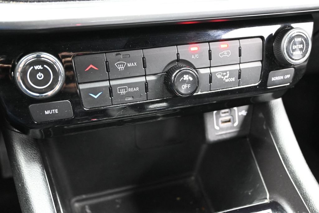 Used 2024 Jeep Compass Latitude AWD/4WD image 41