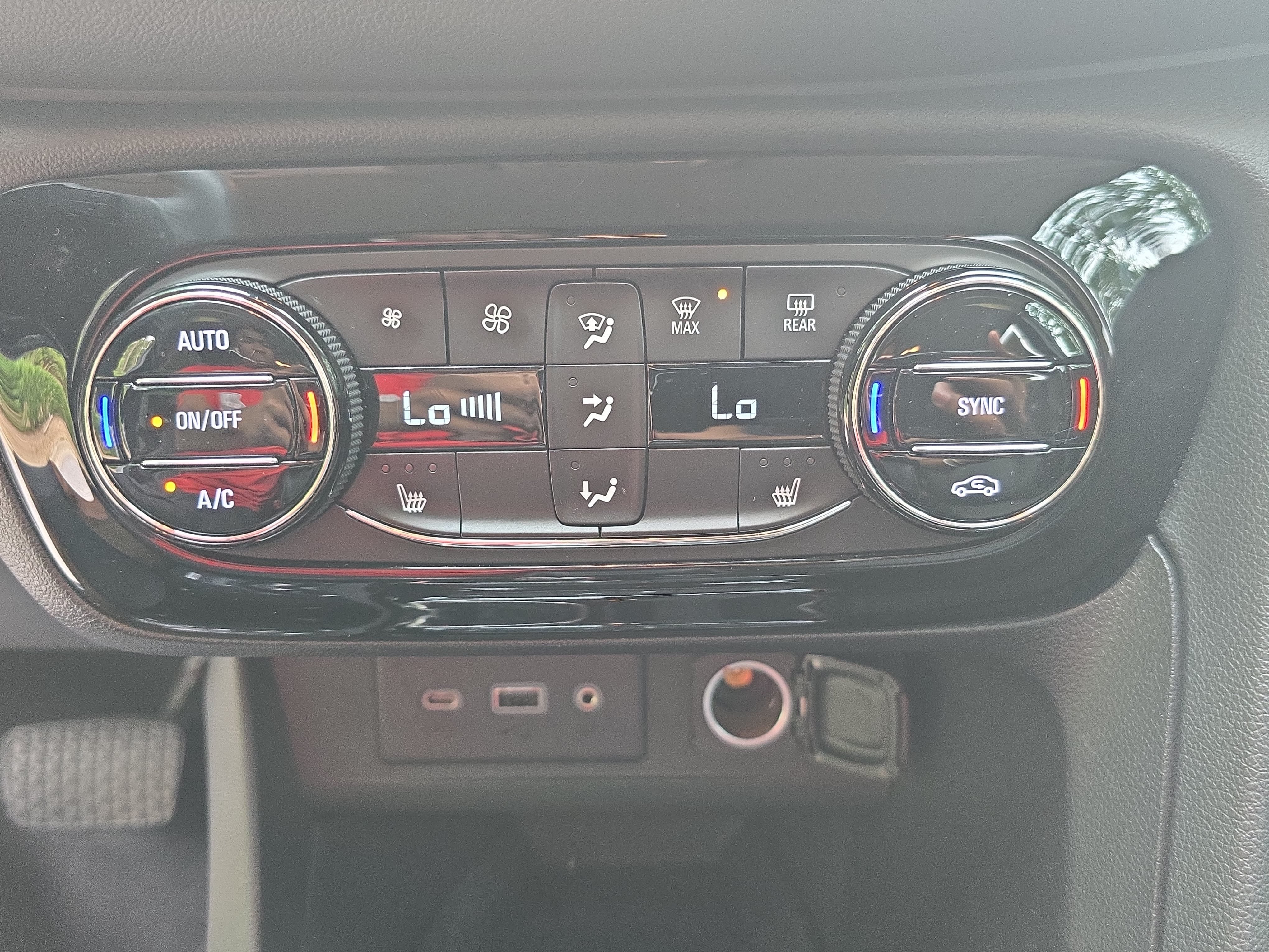 Used 2023 Buick Encore GX Select w/ Sport Touring Package FWD image 23