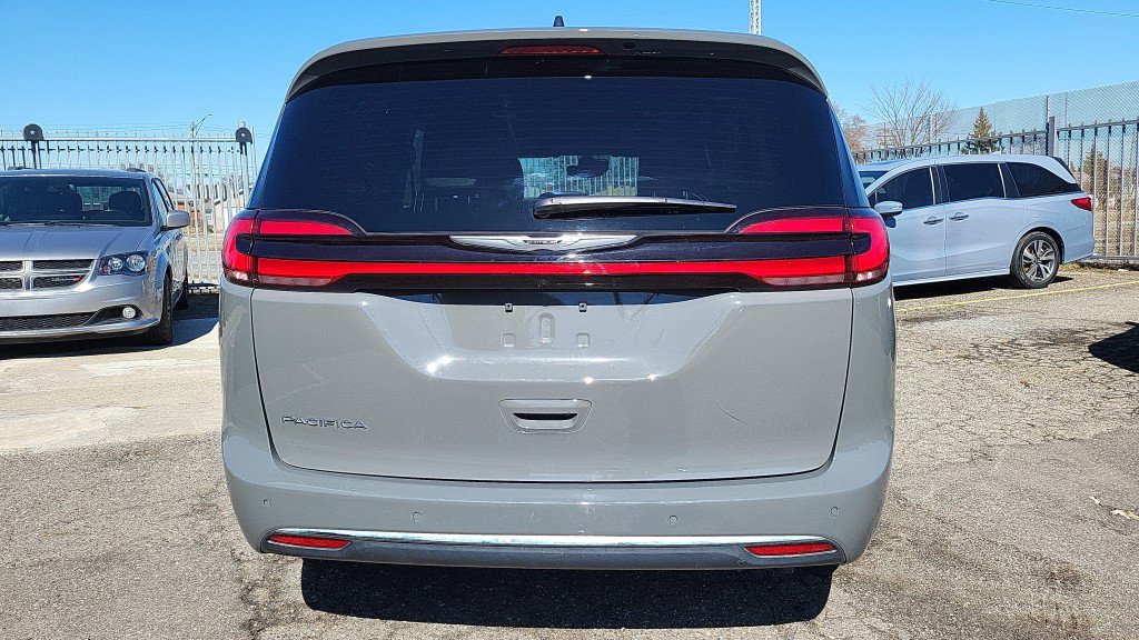 Used 2025 Chrysler Pacifica Select image 8