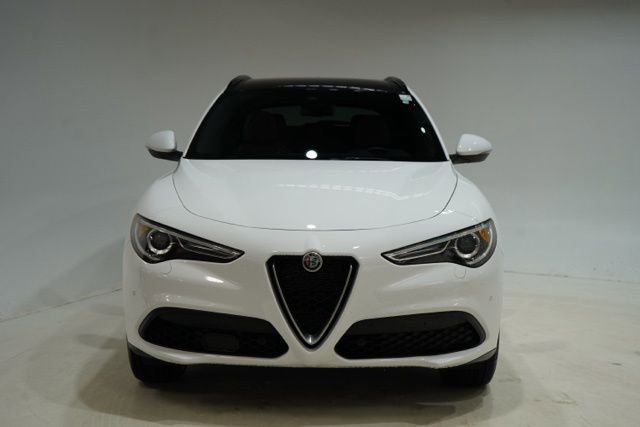 Used 2023 Alfa Romeo Stelvio Ti AWD/4WD image 2
