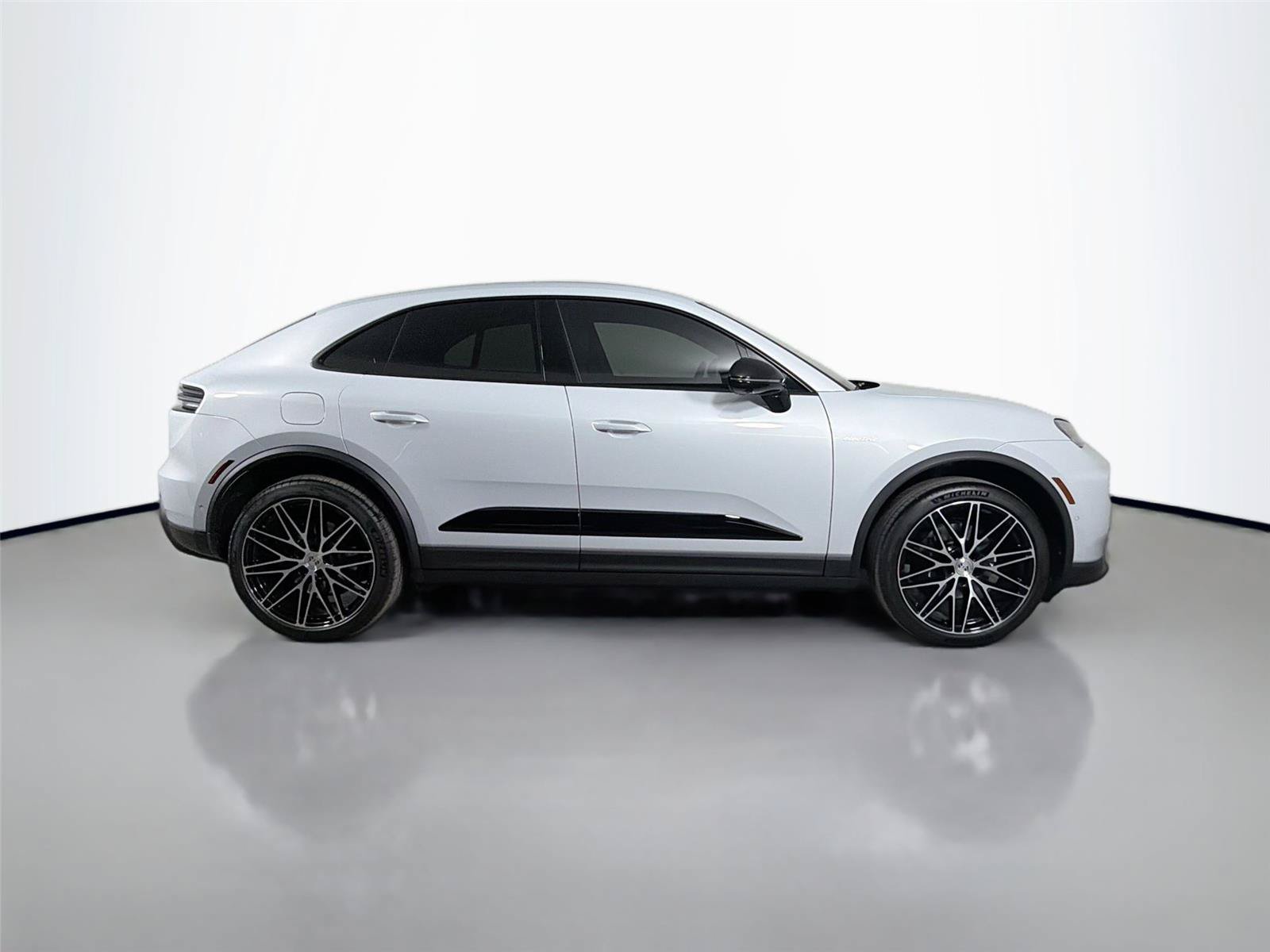 Certified 2026 Porsche Macan 4 Electric RWD image 8