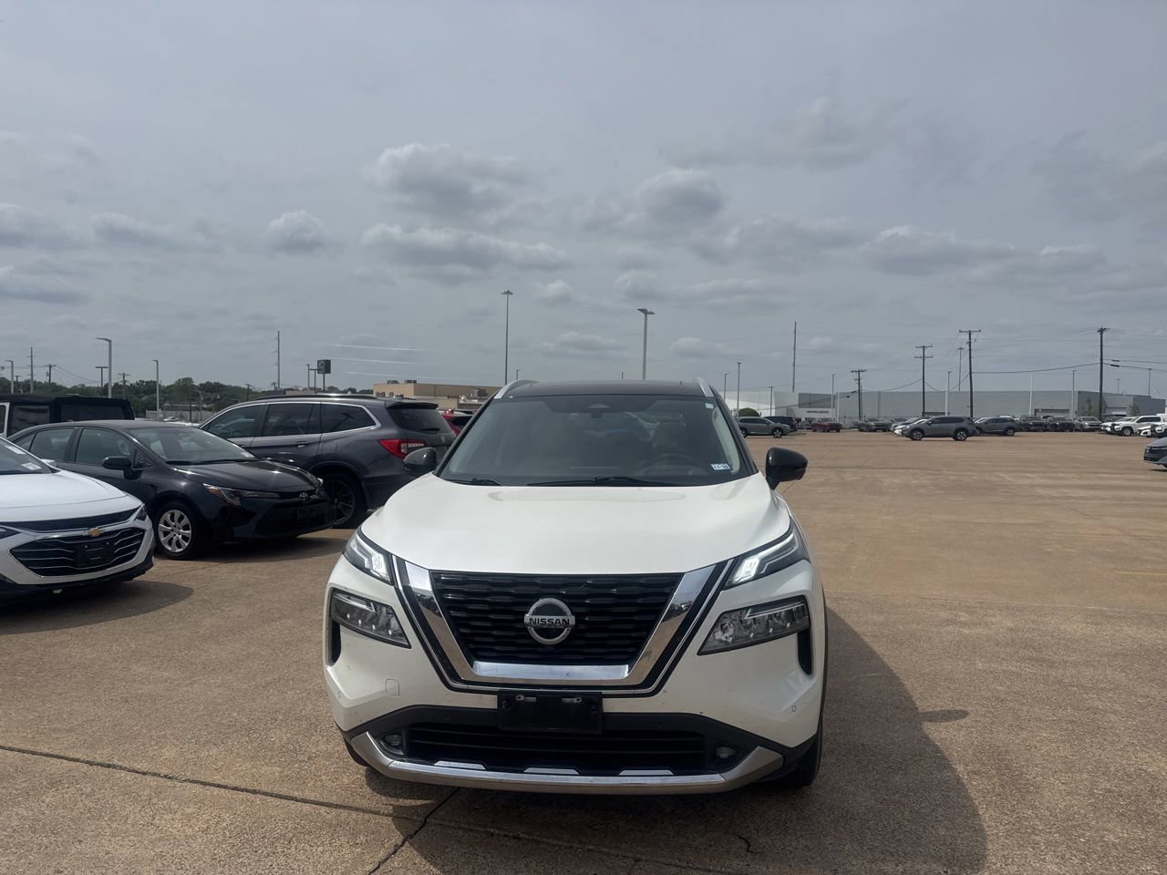 Used 2021 Nissan Rogue Platinum image 4