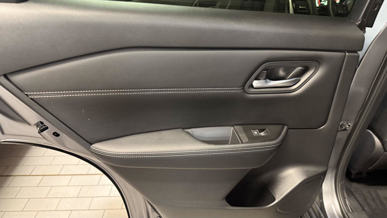 Used 2025 Nissan Rogue SL AWD/4WD image 24