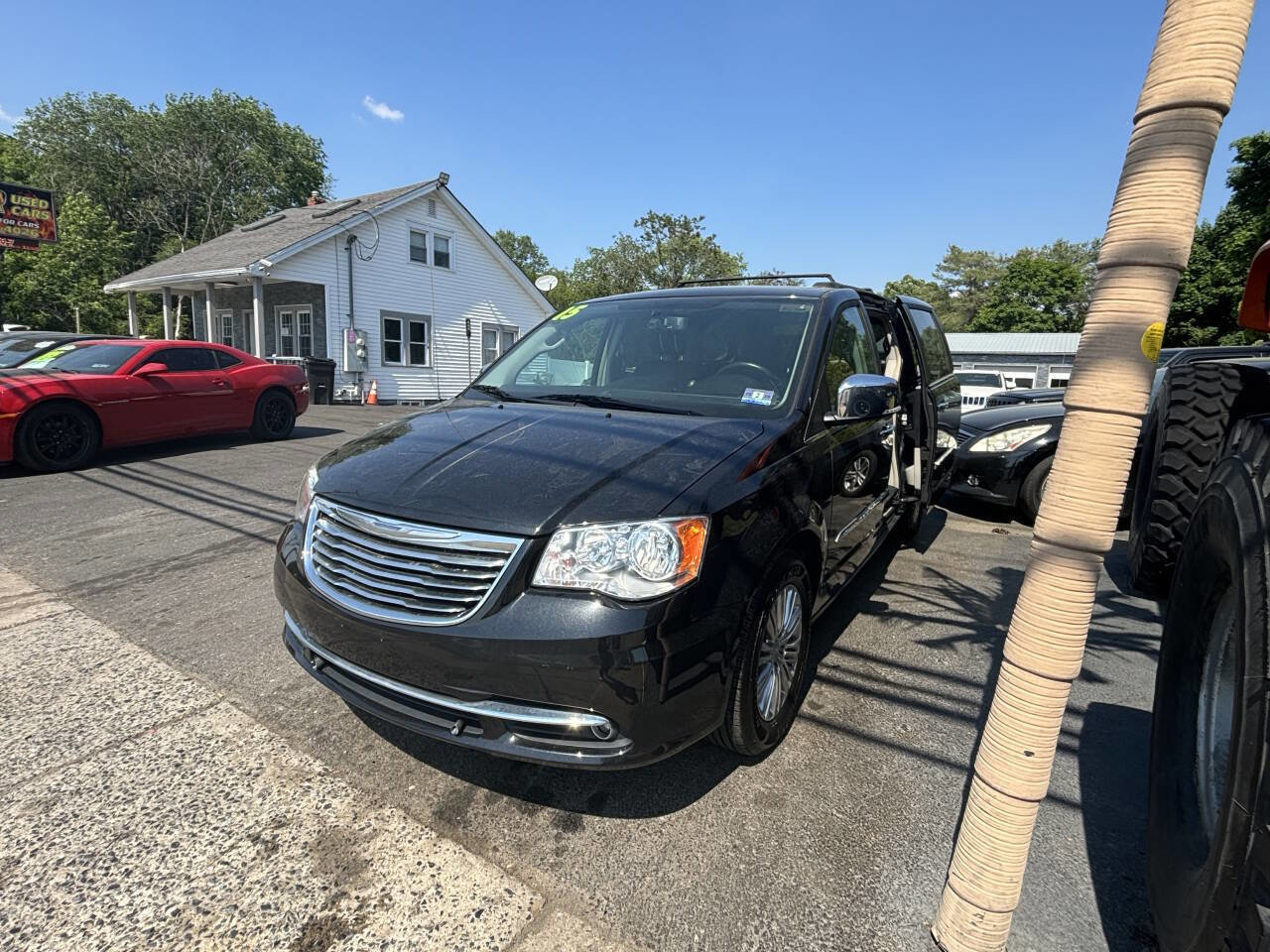 Used 2015 Chrysler Town & Country Touring-L w/ Driver Convenience Group FWD image 6