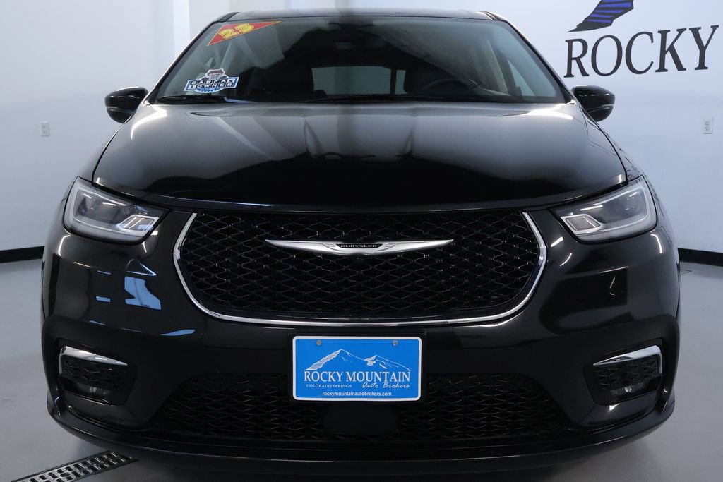 Used 2023 Chrysler Pacifica Touring-L video 2