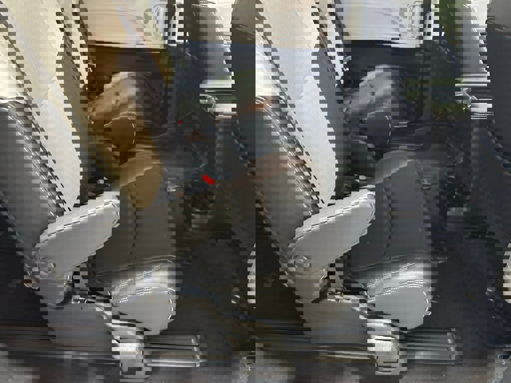 Used 2025 Toyota Sienna XSE image 58