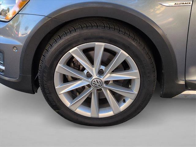 Used 2017 Volkswagen Golf S image 26