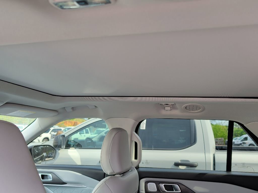 Used 2025 Ford Explorer Platinum w/ Ultimate Package AWD/4WD image 11