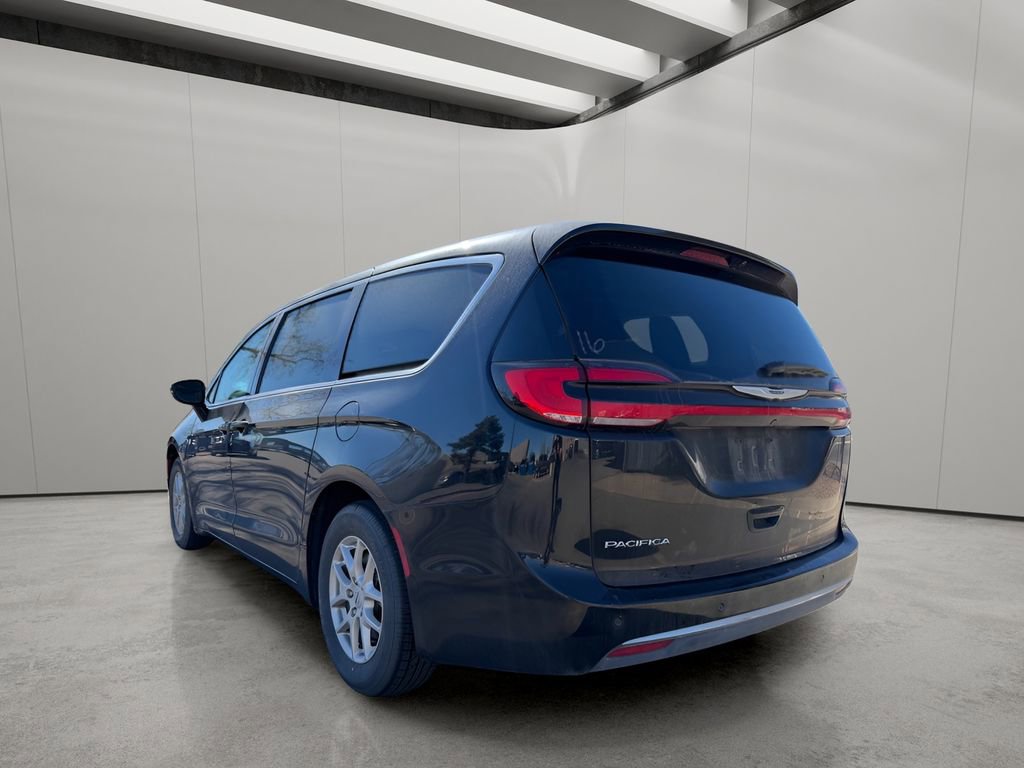 Used 2024 Chrysler Pacifica Touring-L image 3