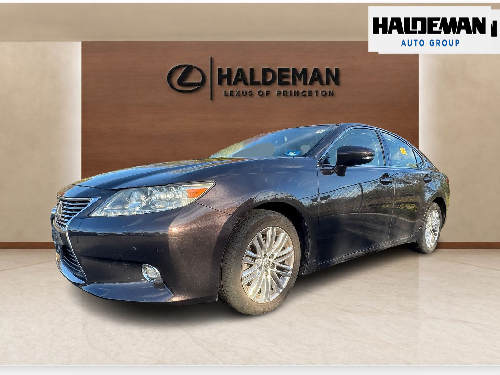 Used 2014 Lexus ES 350 w/ Luxury Package FWD image 2