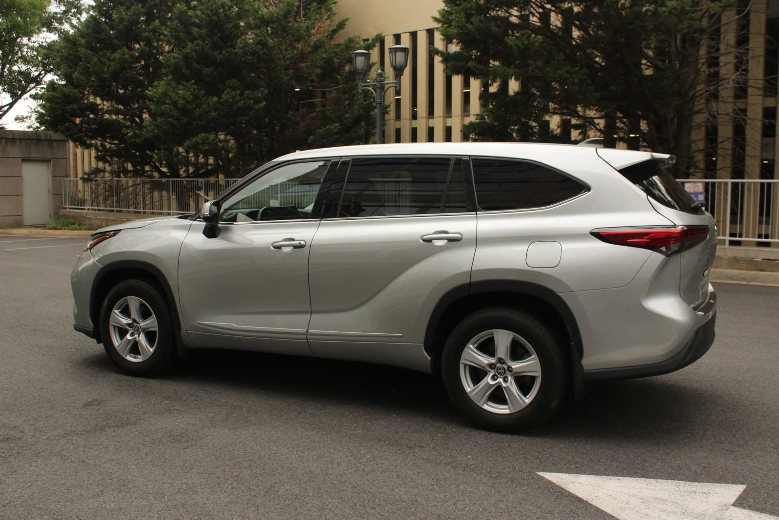 Used 2022 Toyota Highlander L AWD/4WD image 9