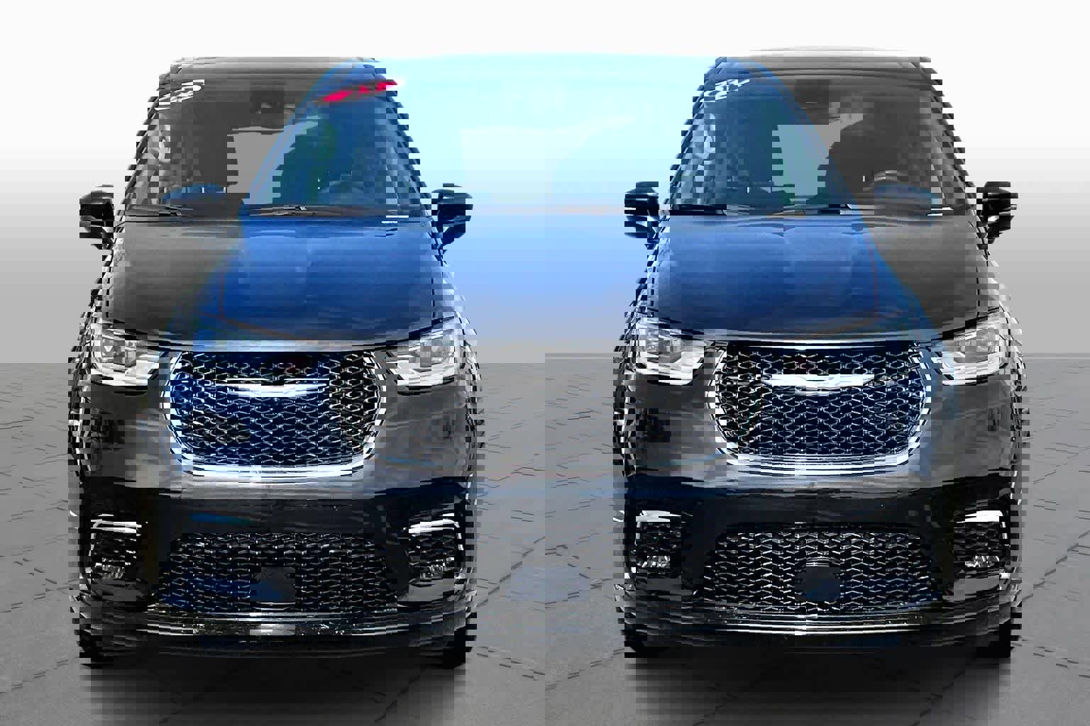 Used 2024 Chrysler Pacifica Touring-L image 3