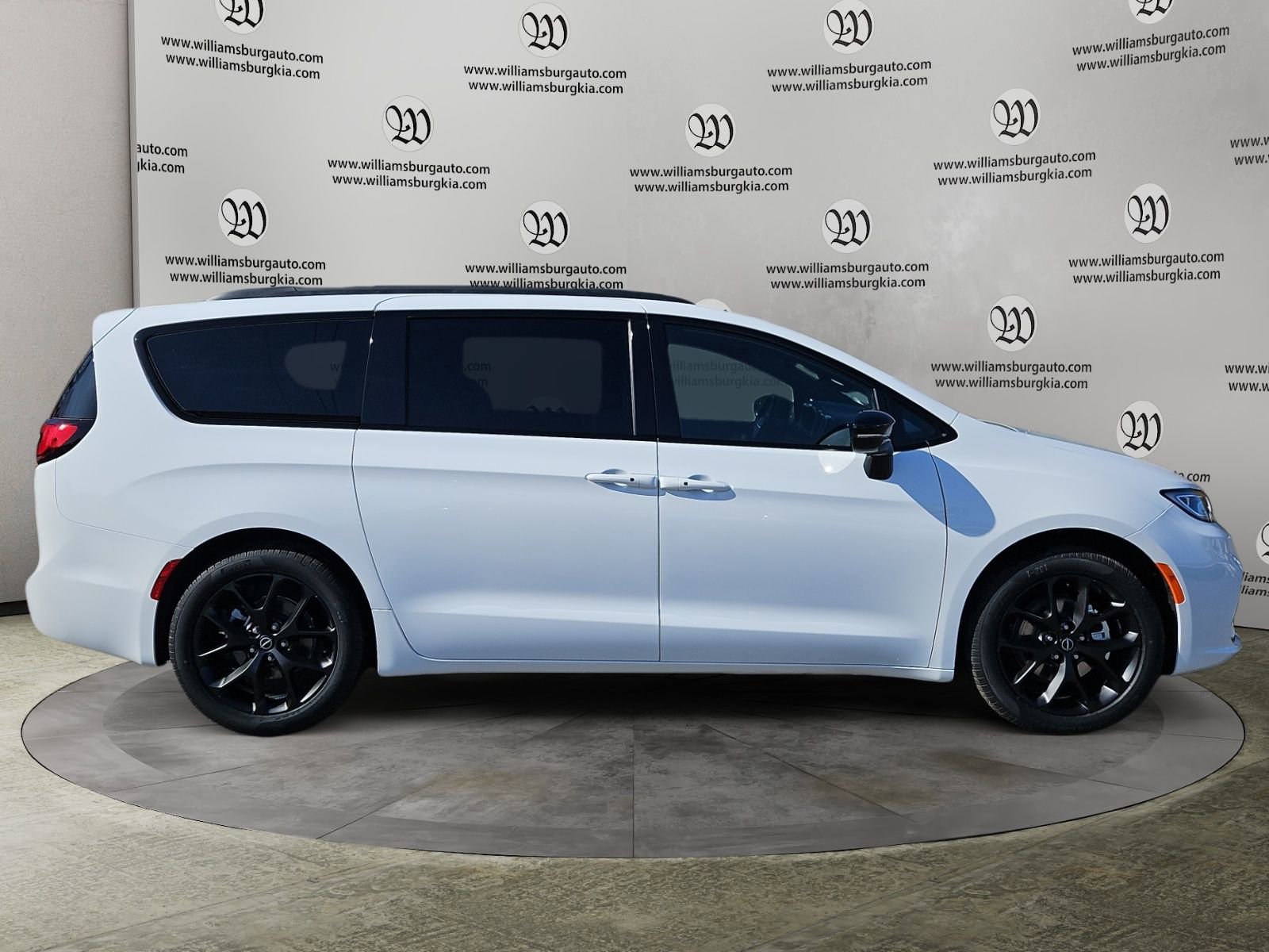 New 2026 Chrysler Pacifica Select w/ S Appearance Package image 6