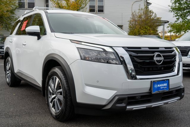 Certified 2025 Nissan Pathfinder SL image 4