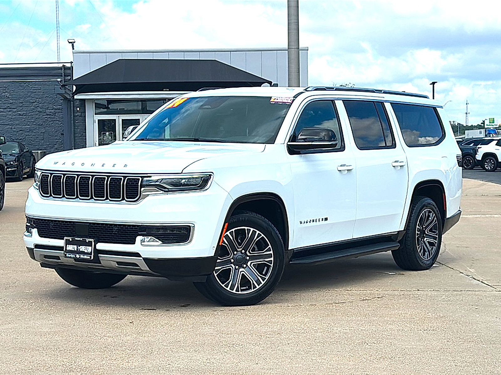 Used 2024 Jeep Wagoneer L Series II w/ Flexible Seating Group RWD image 2
