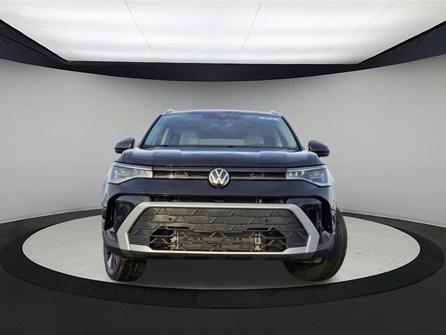 New 2025 Volkswagen Taos SE image 2