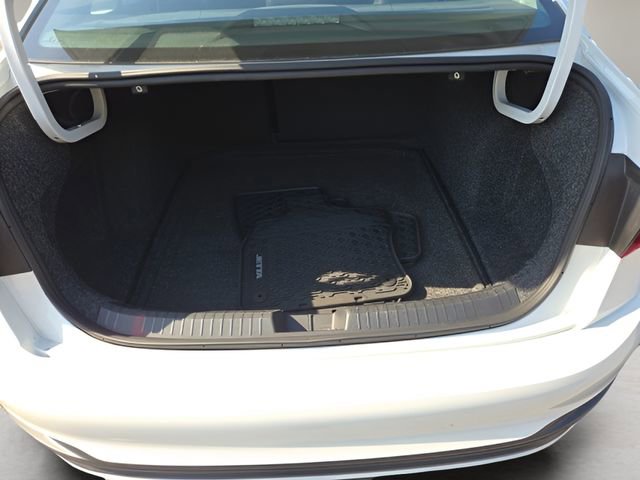 Used 2024 Volkswagen Jetta SE w/ Panoramic Sunroof Package image 30