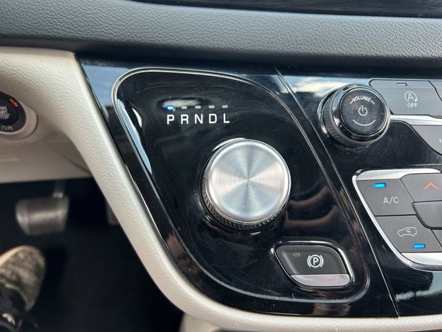 Used 2020 Chrysler Pacifica Touring-L FWD image 15