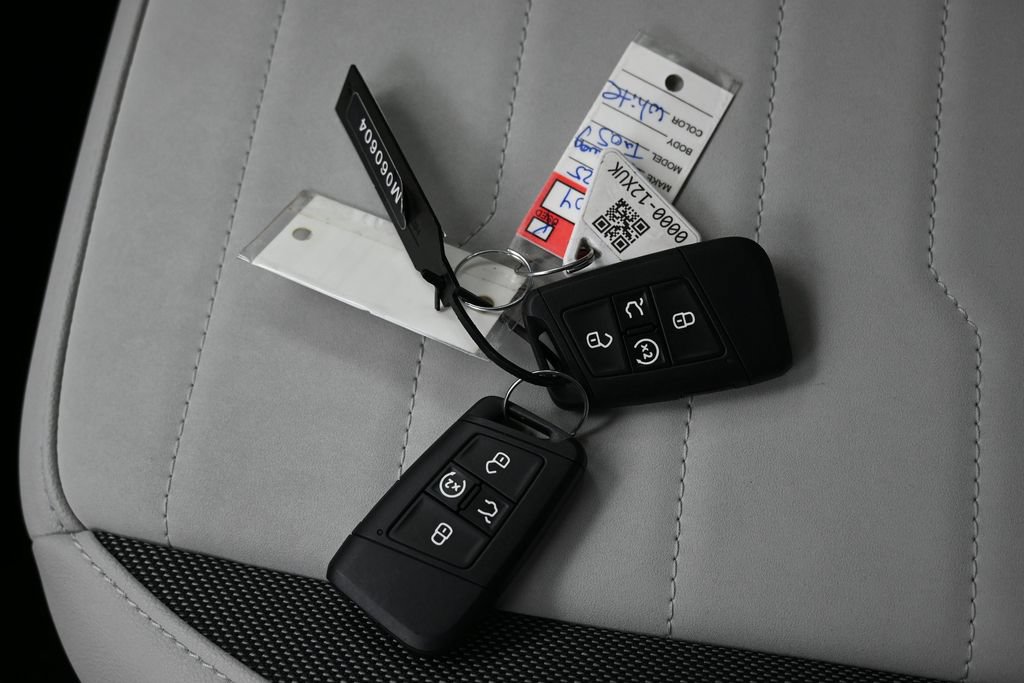 Used 2025 Volkswagen Taos SE FWD image 27