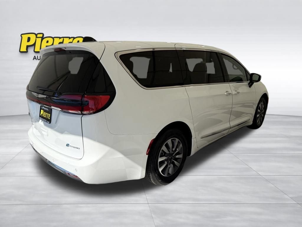 Used 2023 Chrysler Pacifica Limited FWD image 6