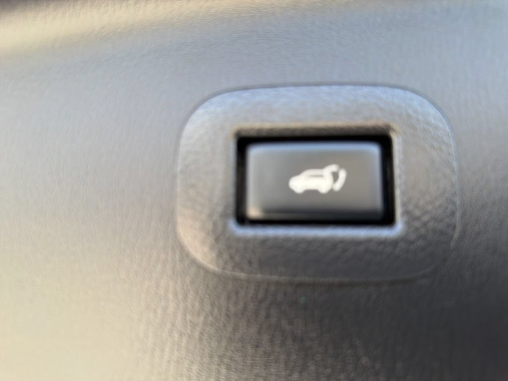Used 2020 Nissan Armada Platinum w/ Captain's Chairs Package RWD image 15
