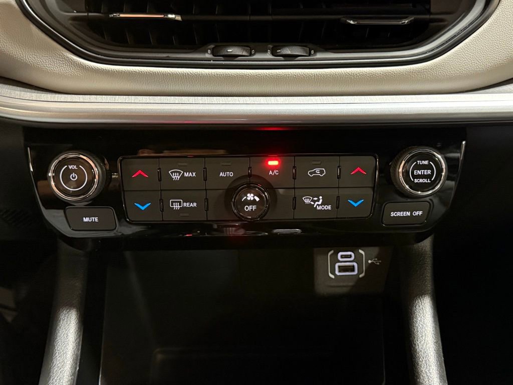 Used 2025 Jeep Compass Limited AWD/4WD image 16