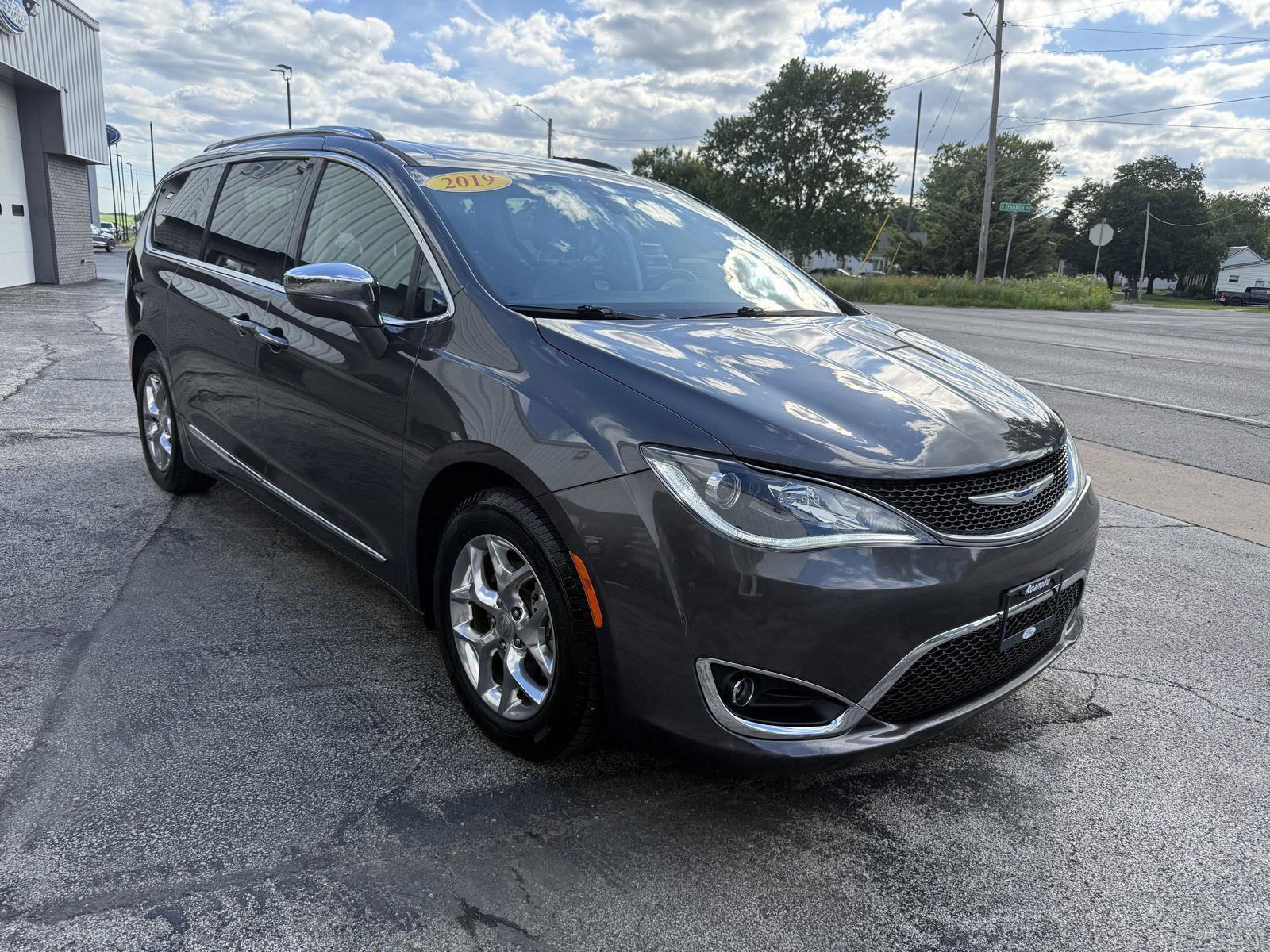 Used 2019 Chrysler Pacifica Limited FWD image 3
