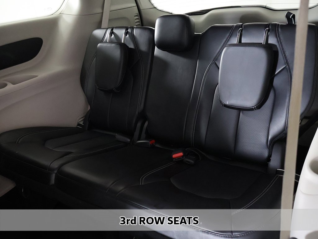 Used 2024 Chrysler Pacifica Touring-L image 8