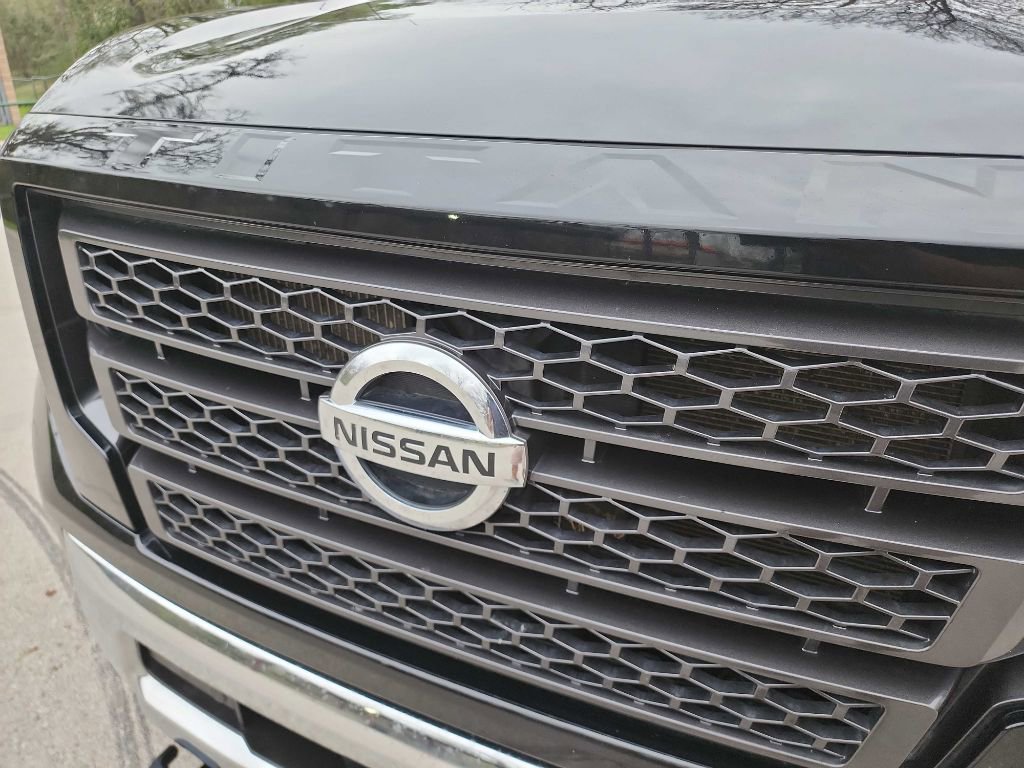 Used 2021 Nissan Titan SV w/ SV Convenience Package image 3