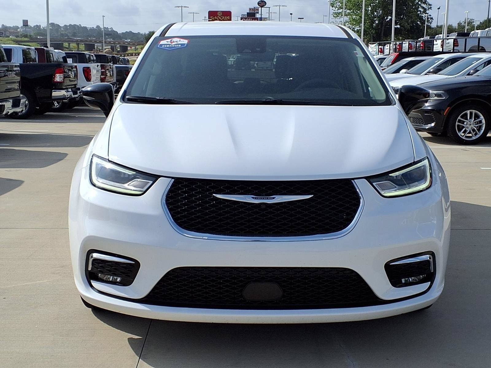 Used 2024 Chrysler Pacifica Touring-L FWD image 4