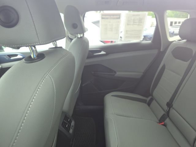 Used 2023 Volkswagen Taos SE w/ Panoramic Sunroof Package image 12