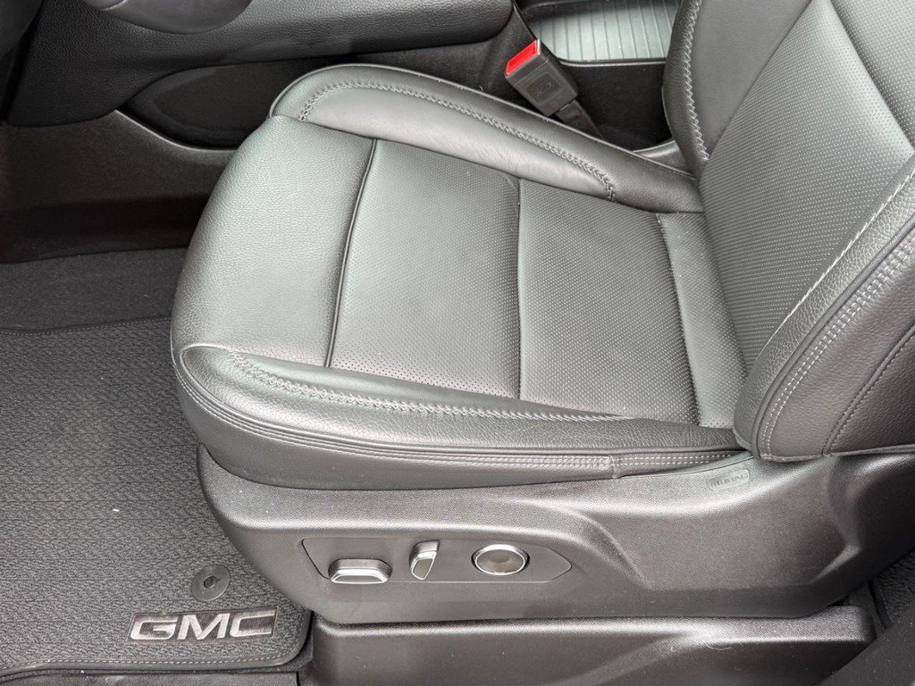 Used 2024 GMC Yukon Denali w/ Advanced Technology Package AWD/4WD image 19