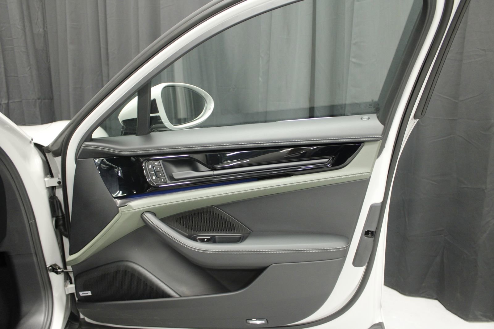 Used 2025 Porsche Panamera 4 image 23